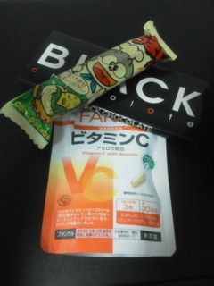 うまい棒とブラックチョコレートとビタミンCタブレット